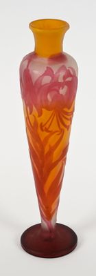 GALLE - Vase sur piédouche à col en verre multicouche, décor…