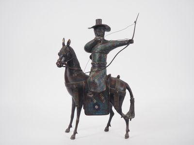 une statue représentant un homme à cheval, muni d'un arc et de flèches