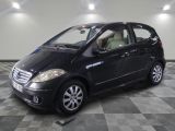 la photo d'une petite voiture noire garée dans un garage