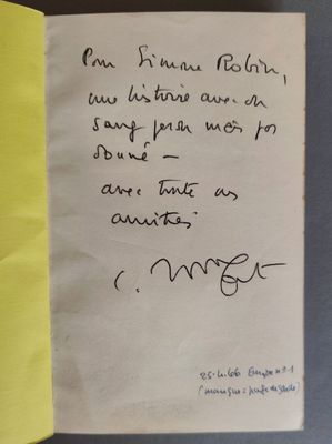 un morceau de papier jaune sur lequel sont écrits des mots, posé sur une table