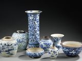 plusieurs vases et bols bleus et blancs posés sur une table