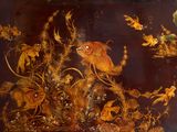 un tableau accroché au mur d'une pièce, représentant des fleurs et des oiseaux