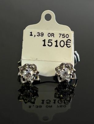 paire de boucles d'oreilles en diamant avec étiquette de prix et étiquette de prix