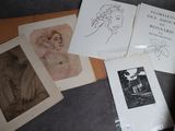 un grand nombre de livres posés sur une table