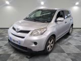 une photo d'une Toyota RAV argentée garée sur un sol à damier