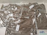 beaucoup de chemises marron emballées dans du plastique