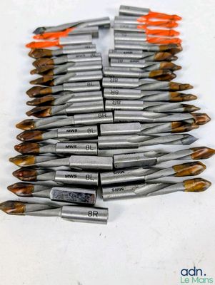 beaucoup de vis qui traînent sur une table