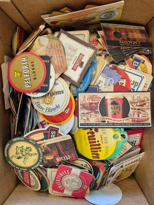 une boîte en carton remplie de bouteilles de bière de différentes sortes