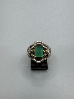 Gros plan sur une bague contenant une pierre verte