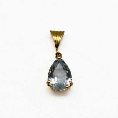 un pendentif en topaze bleue en forme de larme, muni d'une bélière en or