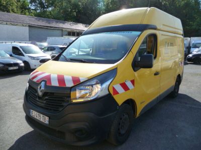 La camionnette jaune est garée sur un parking avec d'autres voitures.