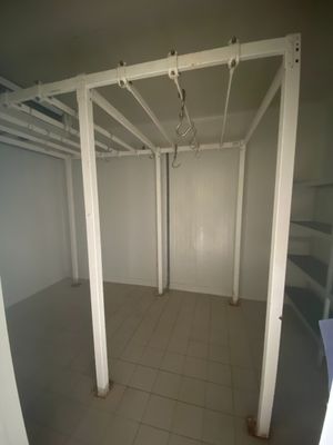 Un suspensoir à viande en acier, à crochets en inox