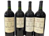 trois bouteilles de vin sont alignées sur une surface blanche