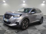 un SUV argenté garé sur un sol en damier dans un garage