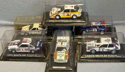six modèles réduits de voitures dans une vitrine posée sur une table