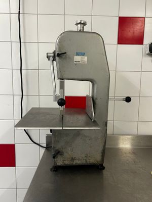 une machine posée sur un comptoir dans une pièce