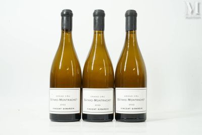 trois bouteilles de vin posées sur une table blanche