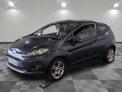 la petite voiture est garée sur le sol en damier du garage