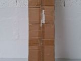 une pile de cartons posée sur une table
