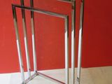trois structures métalliques posées sur une table blanche