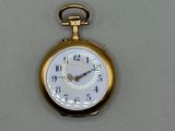 une montre de poche en or avec un cadran blanc sur un fond gris