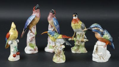 sept figurines d'oiseaux empilées les unes sur les autres