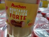 une tasse remplie de nourriture posée sur une table dans un magasin