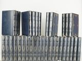 plusieurs livres sont empilés sur une surface blanche