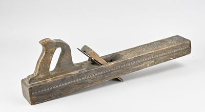 une vieille raboteuse avec un manche en bois sur fond blanc