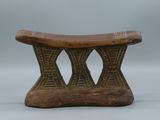 un vieux banc en bois orné d'un motif sculpté