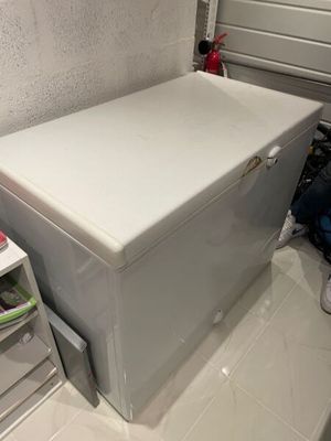 un petit coffre blanc dans un coin de la pièce