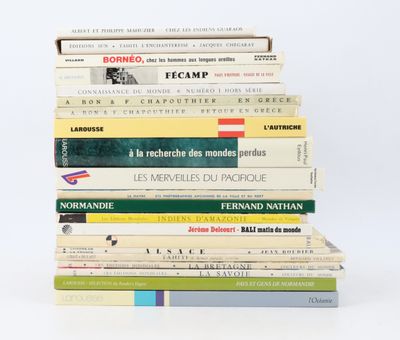 plusieurs livres empilés sur une surface blanche