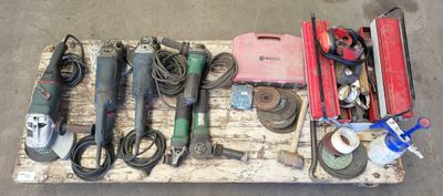 un grand nombre d'outils posés sur une table