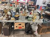 une table sur laquelle sont posés de nombreux objets dans une pièce