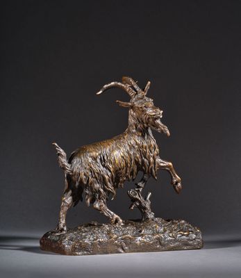 sculpture en bronze représentant une chèvre sur un rocher