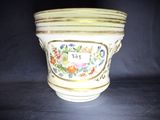 un vase blanc orné d'un motif floral