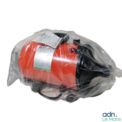 un extincteur rouge emballé dans du plastique sur fond blanc