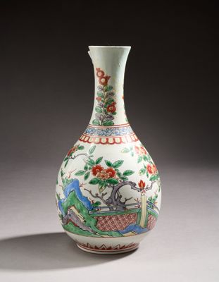 un vase orné d'un dragon posé sur une table