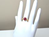 une image représentant une main avec une bague au doigt