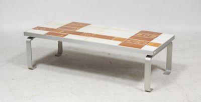 une photo d'une table basse avec un plateau carrelé