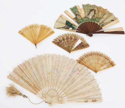 un assortiment d'éventails chinois et d'autres objets posés sur un fond blanc