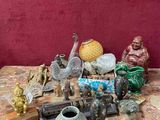 une table sur laquelle se trouvent de nombreux objets différents