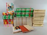plusieurs livres empilés sur une table