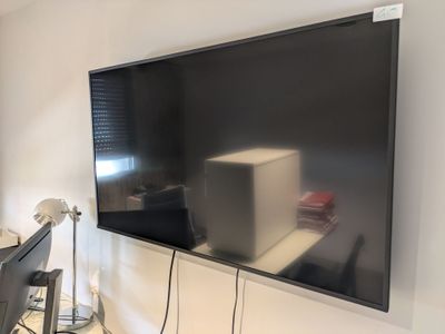une télévision à écran plat fixée au mur dans le salon