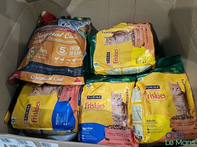 plusieurs sacs de nourriture pour chat dans un carton