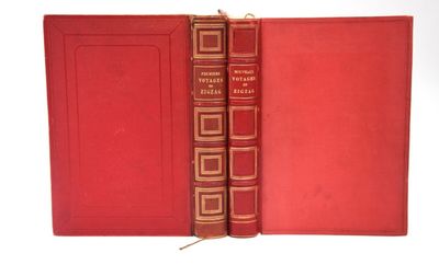 un vieux livre à la couverture rouge et à la bordure dorée