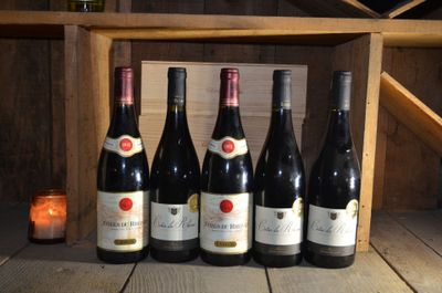 Réunion de cinq bouteilles de Côtes du Rhône Rouge comprenan… - Photo 1