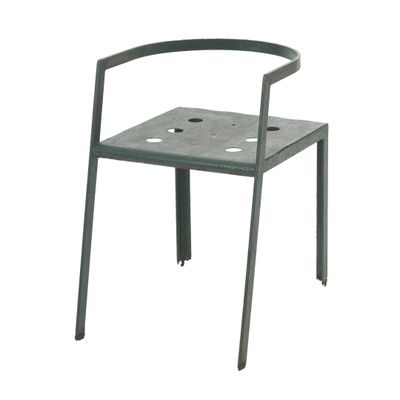 une image représentant une chaise en métal verte dont le dossier est percé de trous