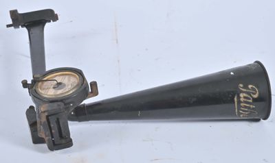 un petit cône noir sur lequel figure une horloge