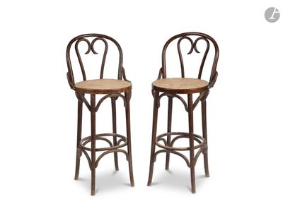 une paire de tabourets en bois avec des assises en osier, sur fond blanc